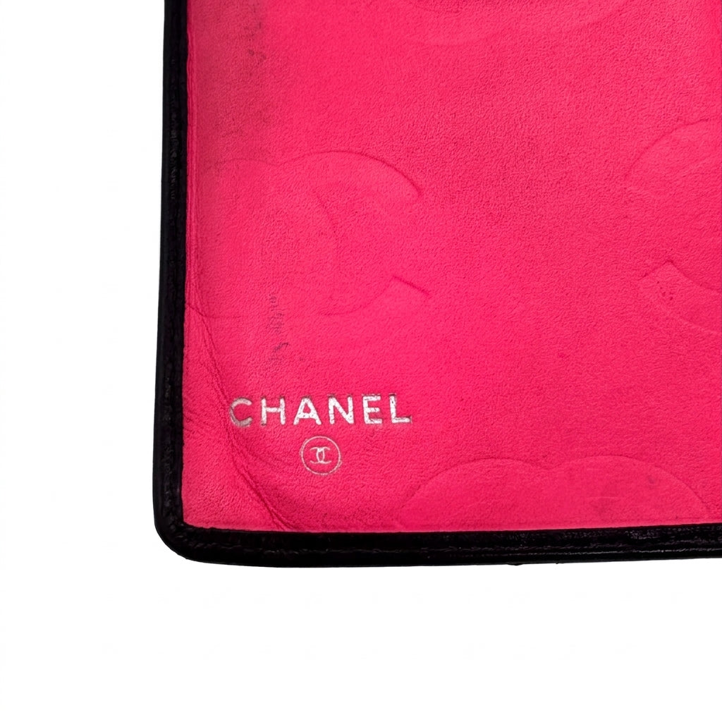 Portefeuille Cambon en cuir matelassé noir et cuir lisse rose