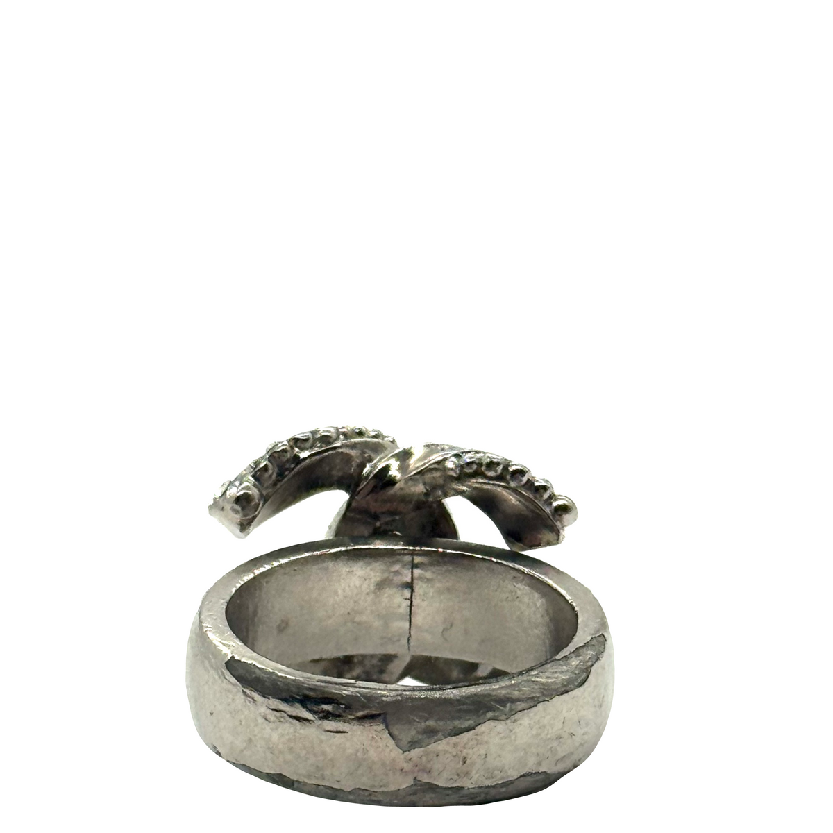 Bague Chanel vue de dos, anneau en métal argenté et ruthénium