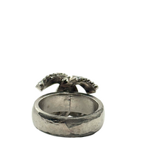Bague Chanel vue de dos, anneau en métal argenté et ruthénium