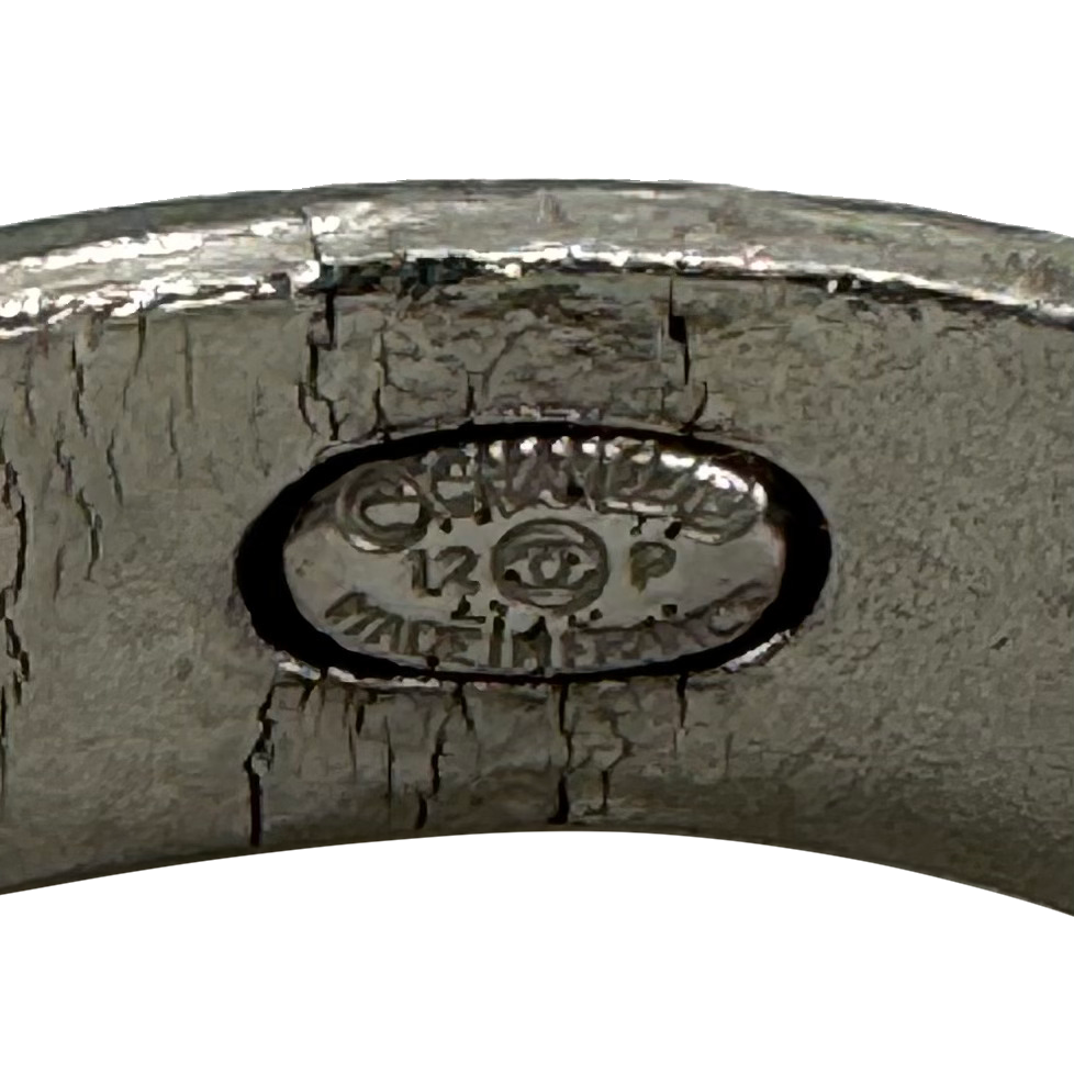 Bague Chanel, plaque gravée à l'intérieur de l'anneau