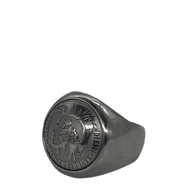 Bague chevalière Diesel Only The Brave, vue de trois quarts