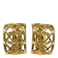 Boucles d'oreilles CC caged Chanel en laiton doré, vue de face