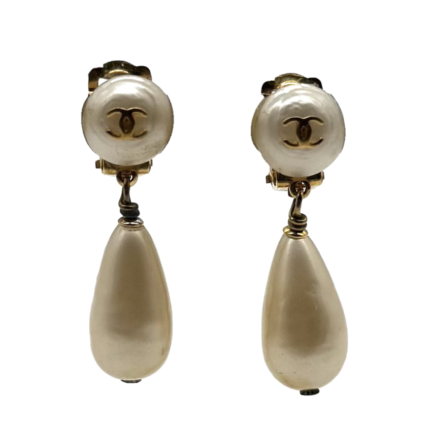 Boucles d'oreilles tearsdrop 95P Chanel en verre nacré, vue de face
