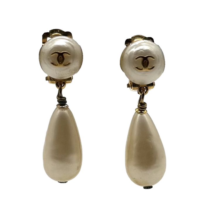 Boucles d'oreilles tearsdrop 95P Chanel en verre nacré, vue de face