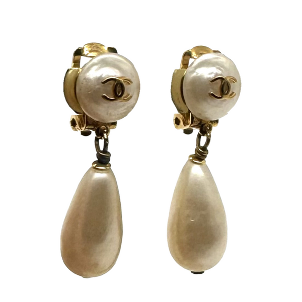 Boucles d'oreilles tearsdrop 95P Chanel en verre nacré, vue de trois quarts
