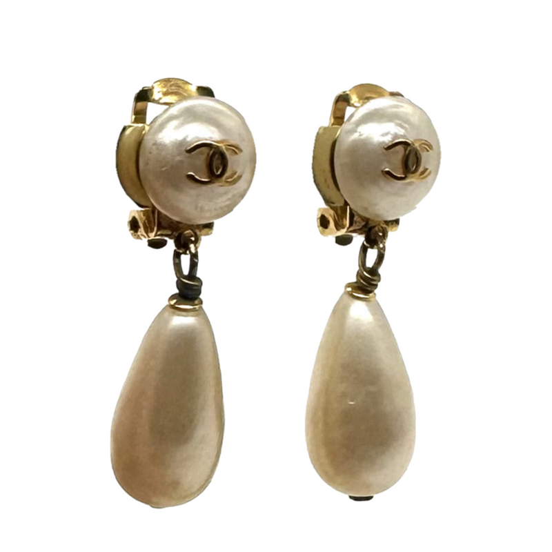Boucles d'oreilles tearsdrop 95P Chanel en verre nacré, vue de trois quarts