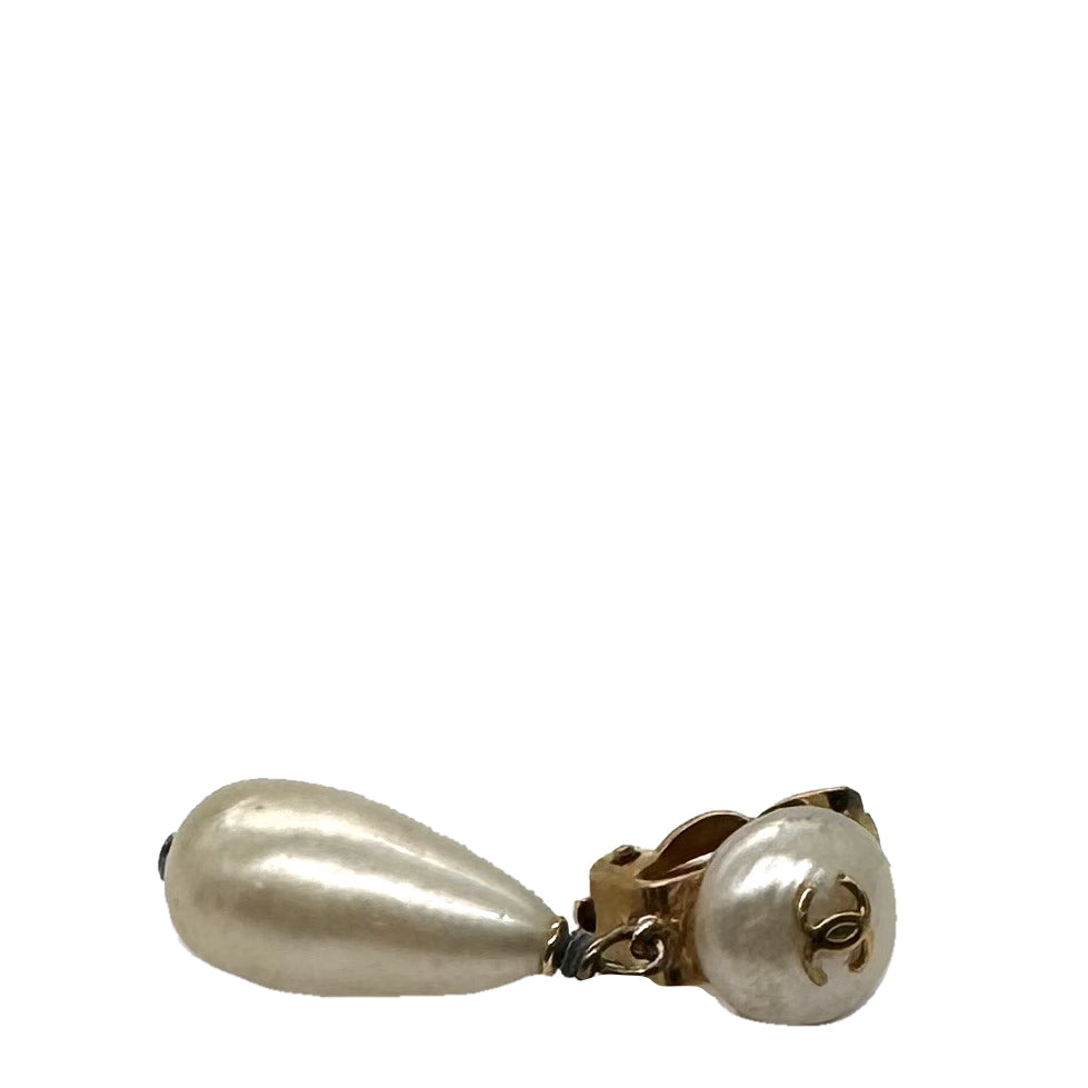 Boucle d'oreille tearsdrop 95P Chanel couchée, vue de profil