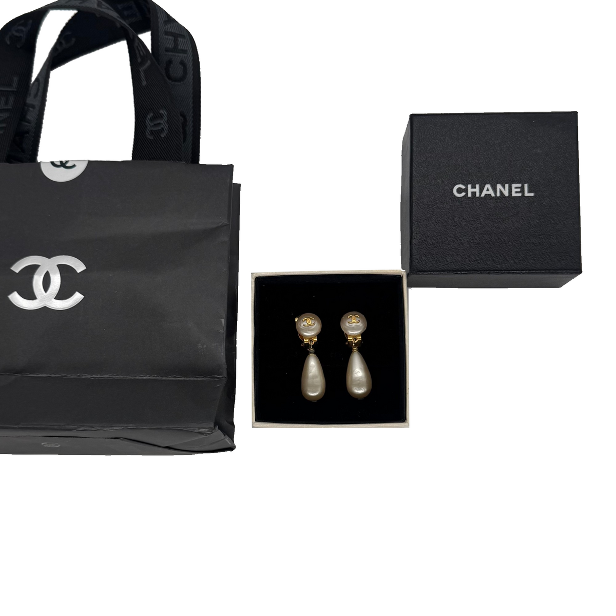 Boucles d'oreilles tearsdrop 95P Chanel dans leur écrin, avec boîte et sac Chanel