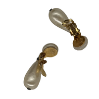 Boucles d'oreilles tearsdrop 95P Chanel, vue de dos avec les clips et la gravure