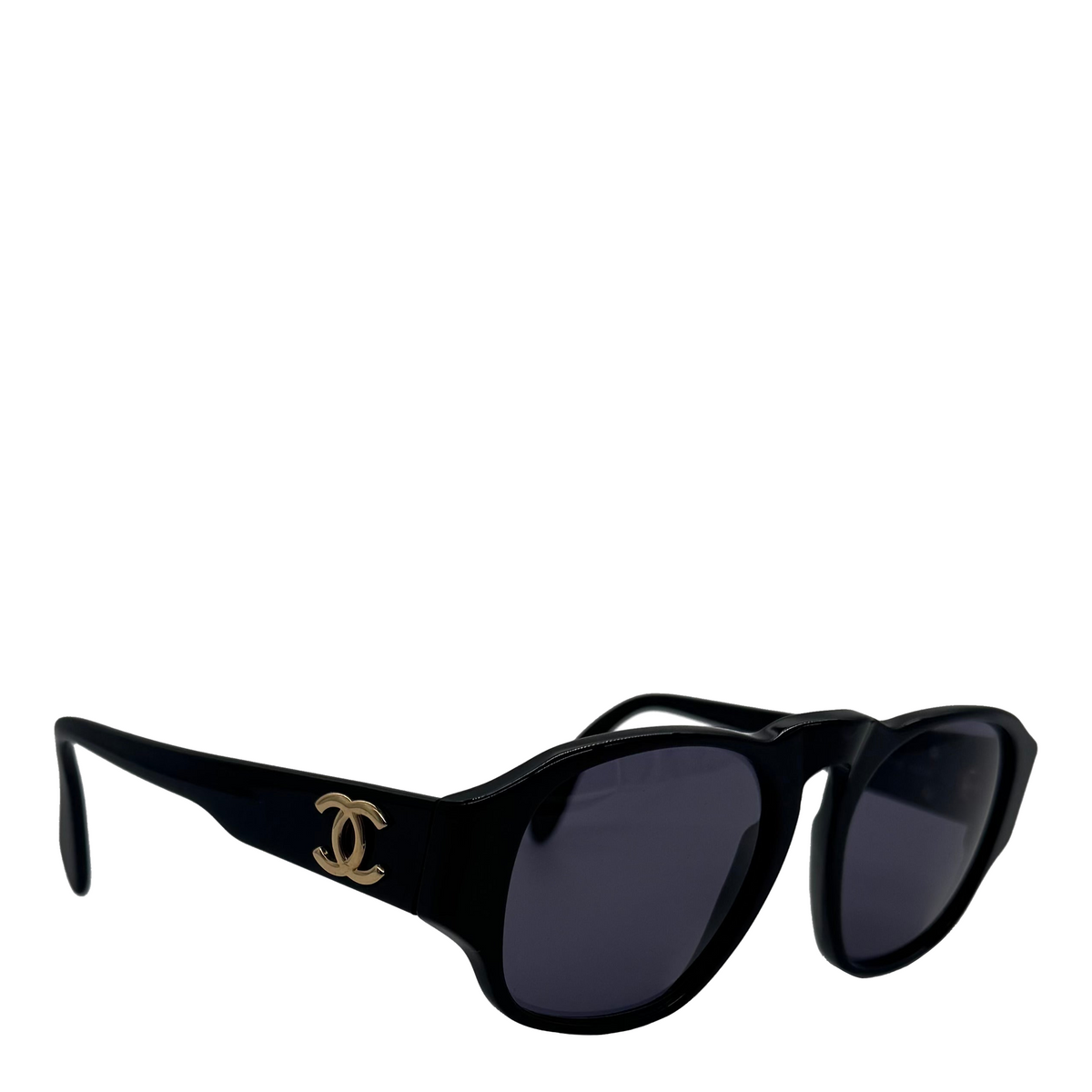 Lunettes de soleil Chanel Coco mark en acétate noir, vue de trois quarts