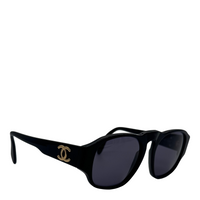 Lunettes de soleil Chanel Coco mark en acétate noir, vue de trois quarts