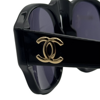 Lunettes de soleil Chanel Coco mark, gros plan du CC doré sur la branche
