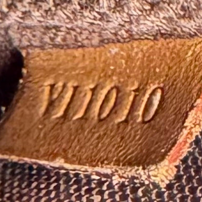 Pochette accessoires Louis Vuitton, code de date VI1010 à l'intérieur