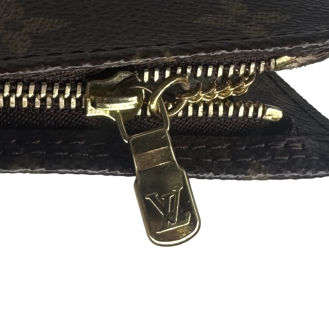 Pochette accessoires en toile Monogram, détail de la tirette de fermeture éclair Louis Vuitton