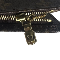 Pochette accessoires en toile Monogram, détail de la tirette de fermeture éclair Louis Vuitton