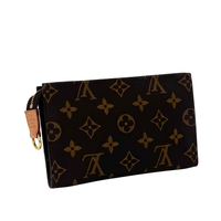 Pochette à maquillage PM en toile Monogram, vue de trois quarts