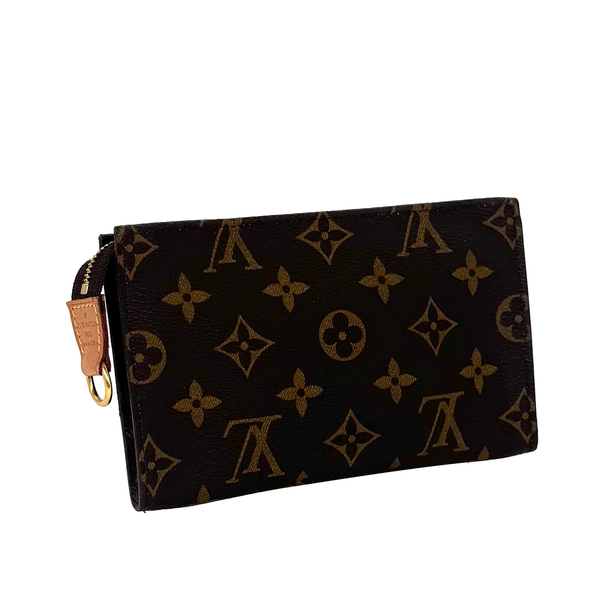 Pochette à maquillage PM en toile Monogram, vue de trois quarts