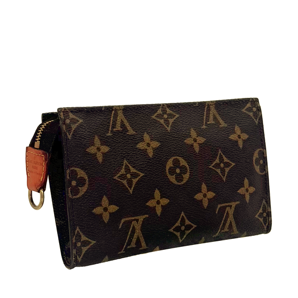 Pochette à maquillage PM en toile Monogram, vue de trois quarts