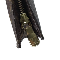 Pochette à maquillage PM, détail de la tirette de fermeture éclair Louis Vuitton