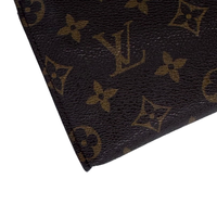 Pochette à maquillage PM, gros plan de la toile Monogram enduite