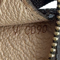 Pochette à maquillage PM Louis Vuitton, code de date VI0090 à l'intérieur