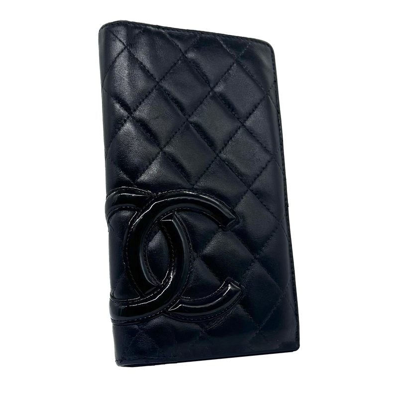 Portefeuille Cambon Chanel en cuir matelassé noir, vue de trois quarts