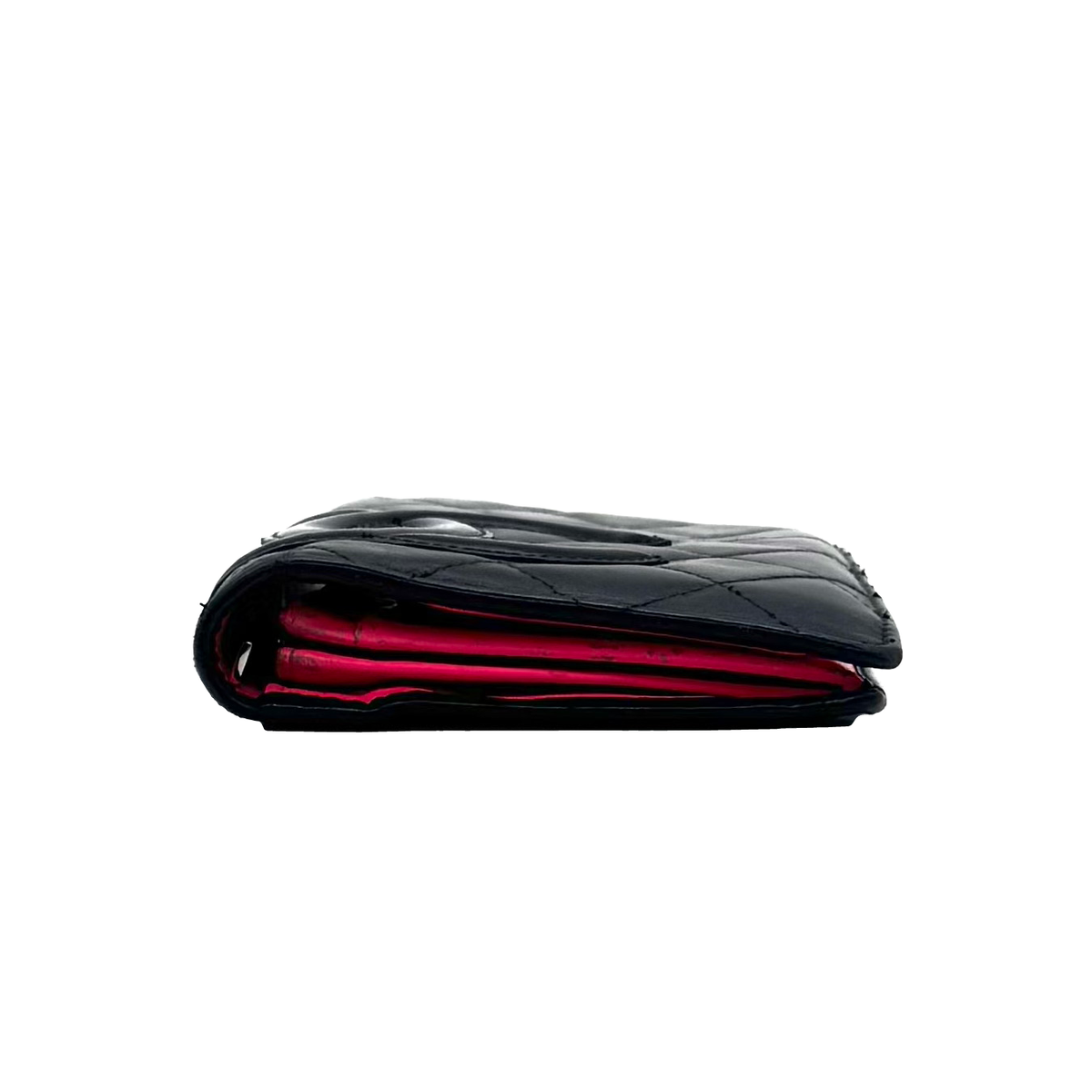 Portefeuille Cambon Chanel en cuir matelassé noir, vue de profil