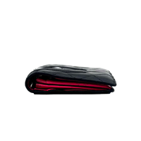 Portefeuille Cambon Chanel en cuir matelassé noir, vue de profil